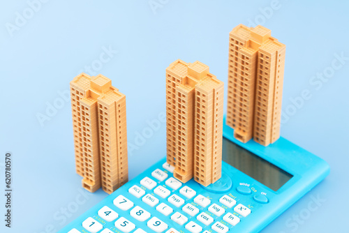 The building model is on the calculator photo