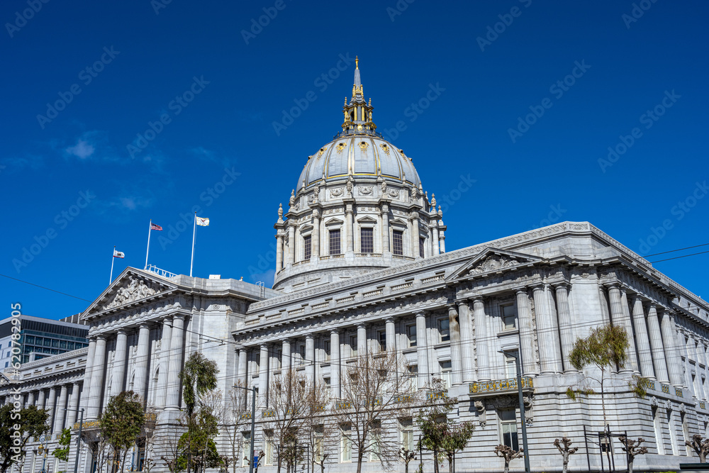 Obraz premium The imposing San francisco city hall on a sunny day
