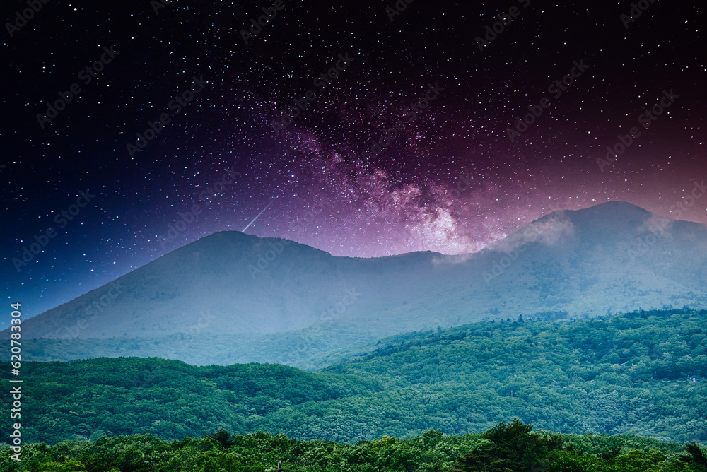 星明りの美しい夜の山の風景