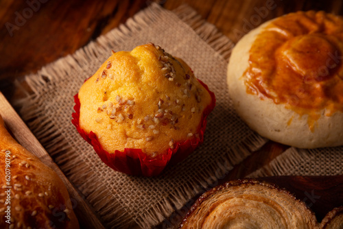 Sweet bread similar to a muffin or Mantecada covered with nuts, 