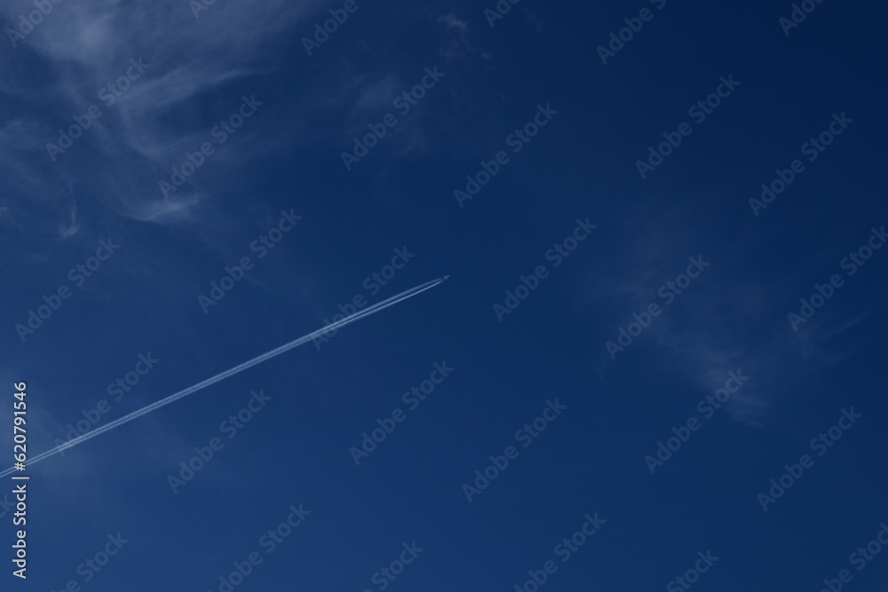 Cielo azul y un avión a lo lejos Cielo azul y un avión a lo lejos