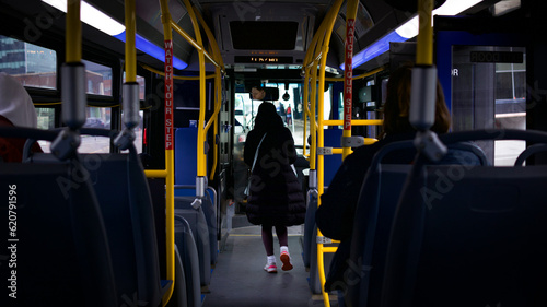 Mujer bajando del autobús