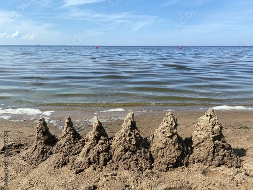  Башенки из песка на пляже у воды