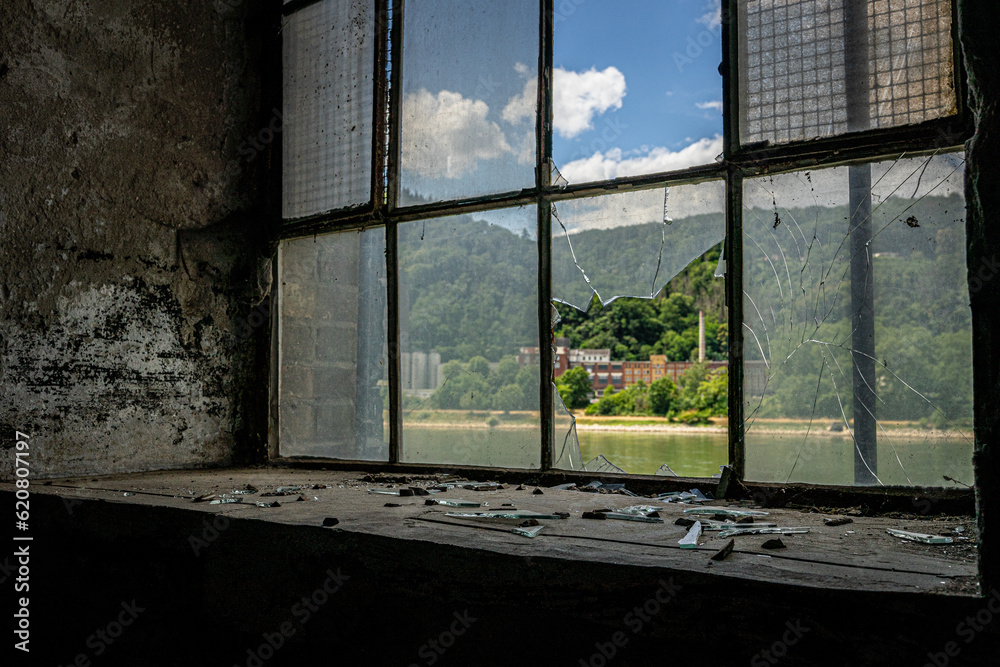 Naklejka premium Broken sight