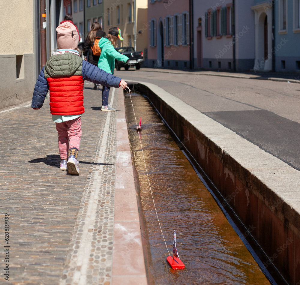 custom made wallpaper toronto digitalKinder mit Spielzeugboot. Kinder spiel mit Wasser in der Stadt.