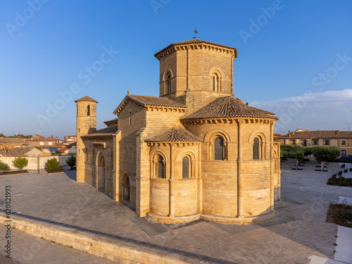 Obraz na płótnie Mesmerizing Sunrise Over the Church of San Martin - A Captivating Aerial Perspective in Fromista, Spain w salonie