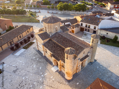 Obraz na płótnie Mesmerizing Sunrise Over the Church of San Martin - A Captivating Aerial Perspective in Fromista, Spain w salonie