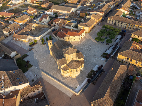 Obraz na płótnie Mesmerizing Sunrise Over the Church of San Martin - A Captivating Aerial Perspective in Fromista, Spain w salonie