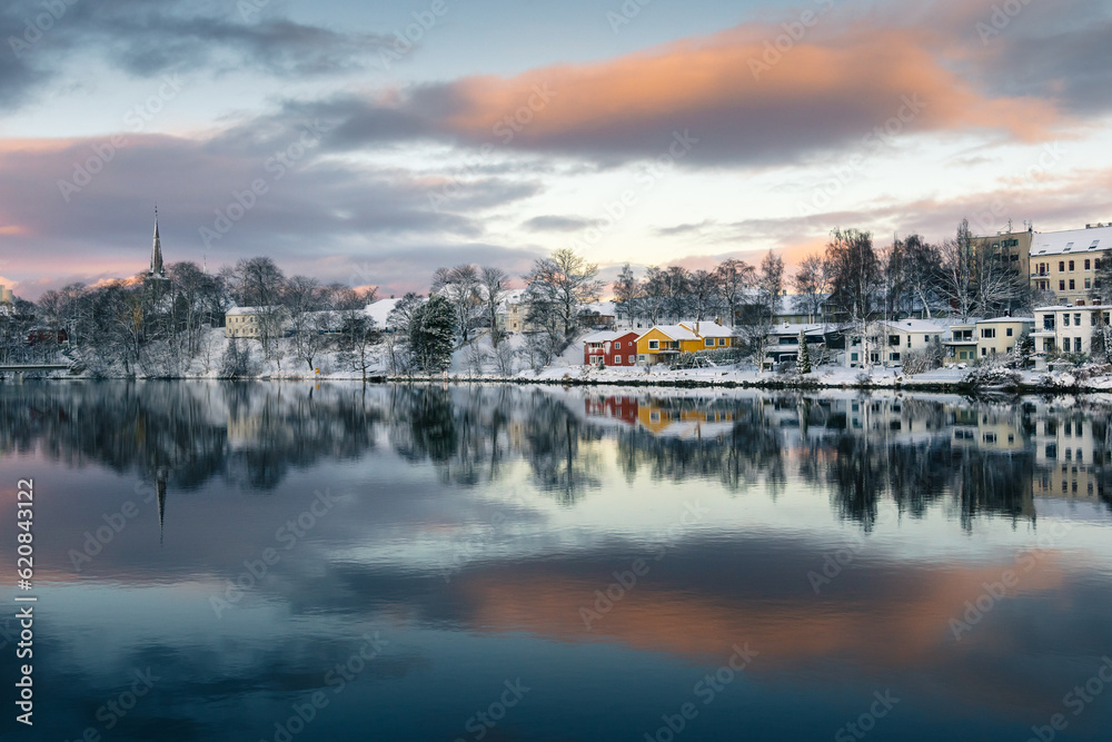 Naklejka premium Winter reflections building overs still water