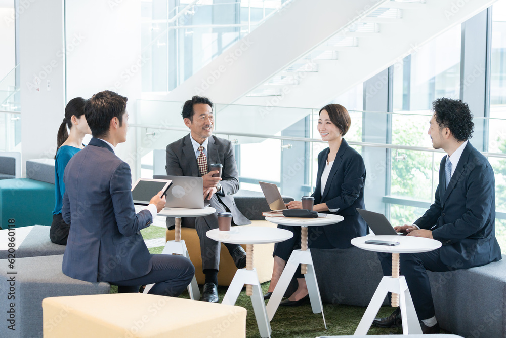 会議するビジネスマンたち 会議するビジネスマンたち