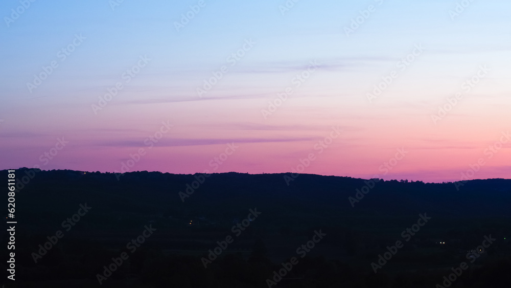 Vue sur les vallées de la Dordogne pendant l'heure bleue