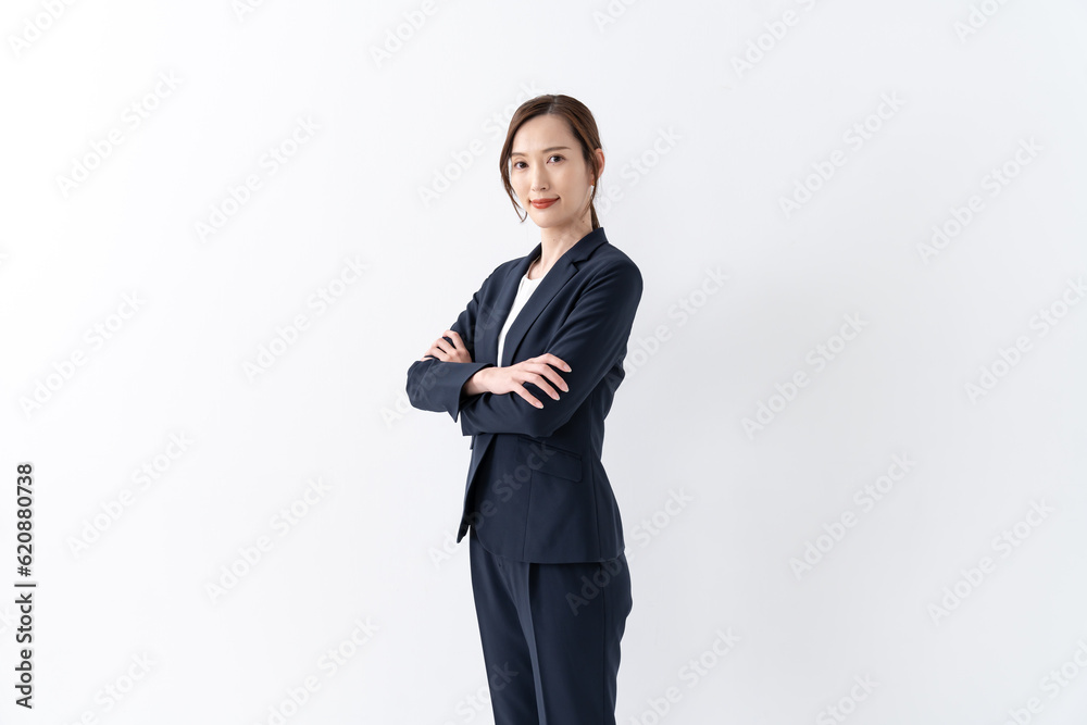 腕組をする日本人女性 腕組をする日本人女性