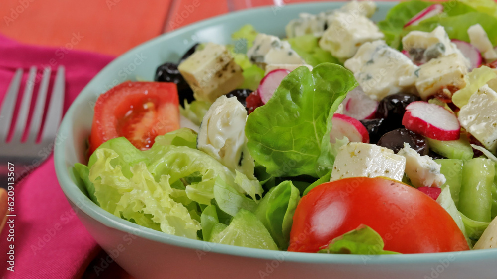 assiette de salade composée au fromage feta, en gros plan