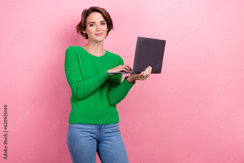 Photo of young it developer woman bob brown hair wearing green shirt remote job freelancer laptop macbook isolated on pink color background Photo of young it developer woman bob brown hair wearing green shirt remote job freelancer laptop macbook isolated on pink color background