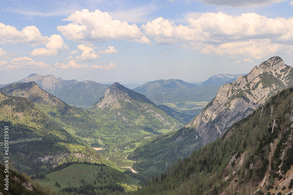 Wanderparadies Salzkammergut; Blick vom Braunedl nach Norden über die Postalm auf Bleckwand, Sparber, Rinnkogel und Schafberg im Hintergrund