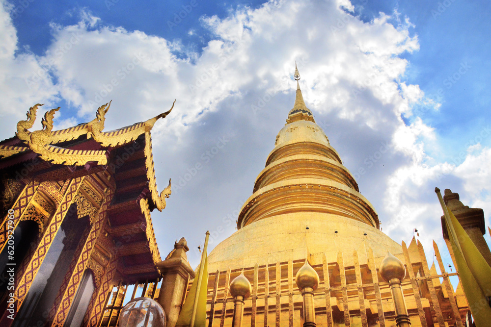 Fototapeta premium mple, Buddhist religious place That combines beautiful art Fits perfectly with faith.