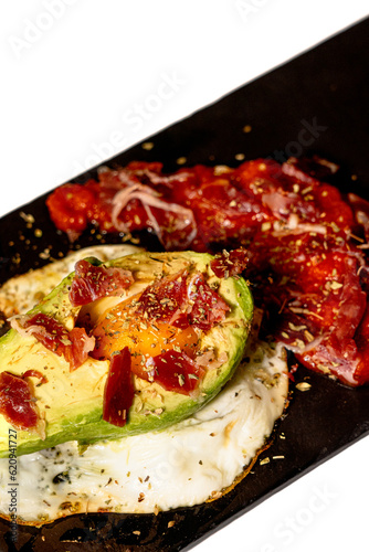 Aguacate con bacon, huevo y tomate con especias 