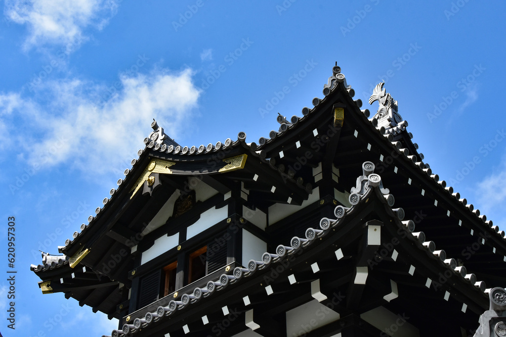 青空に映える高田城三重櫓