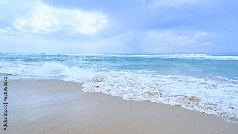 Obraz premium Waves on the beach.