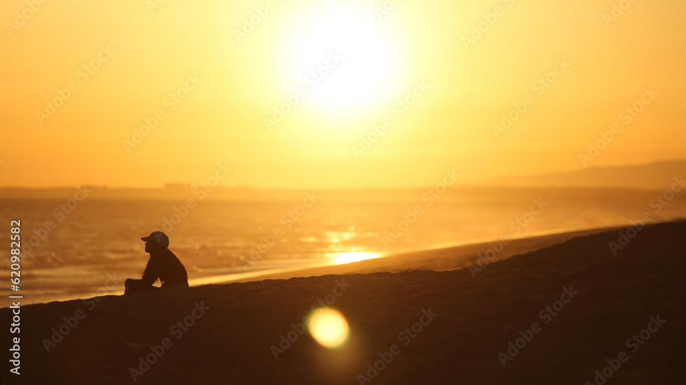 Sob o dourado pôr do sol no Algarve, aproveitando o verão e a beleza deslumbrante da praia. Momentos de relaxamento, conexão com a natureza e pura felicidade. 