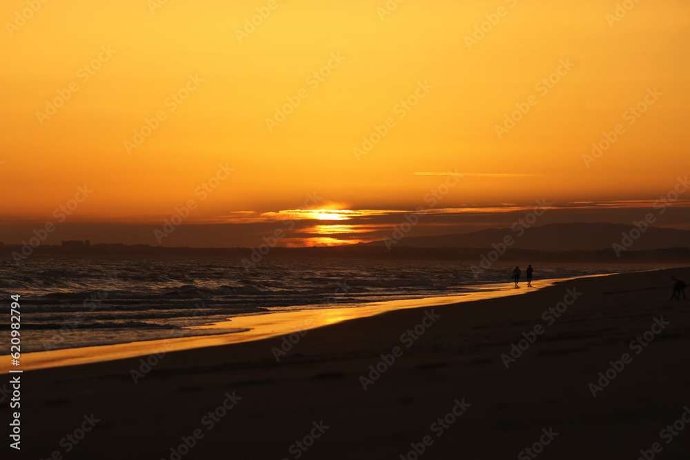 Sob o dourado pôr do sol no Algarve, aproveitando o verão e a beleza deslumbrante da praia. Momentos de relaxamento, conexão com a natureza e pura felicidade. 