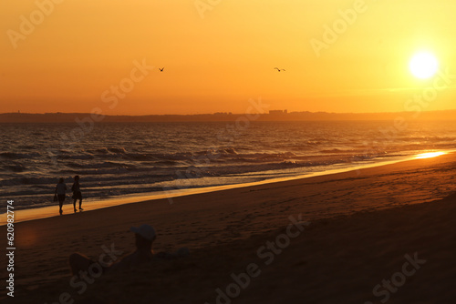 Sob o dourado pôr do sol no Algarve, aproveitando o verão e a beleza deslumbrante da praia. Momentos de relaxamento, conexão com a natureza e pura felicidade. 