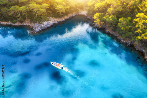 Photo Speed boat on blue sea at sunrise in summer