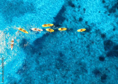 Foto Aerial view of yellow kayaks in blue sea at summer sunny day