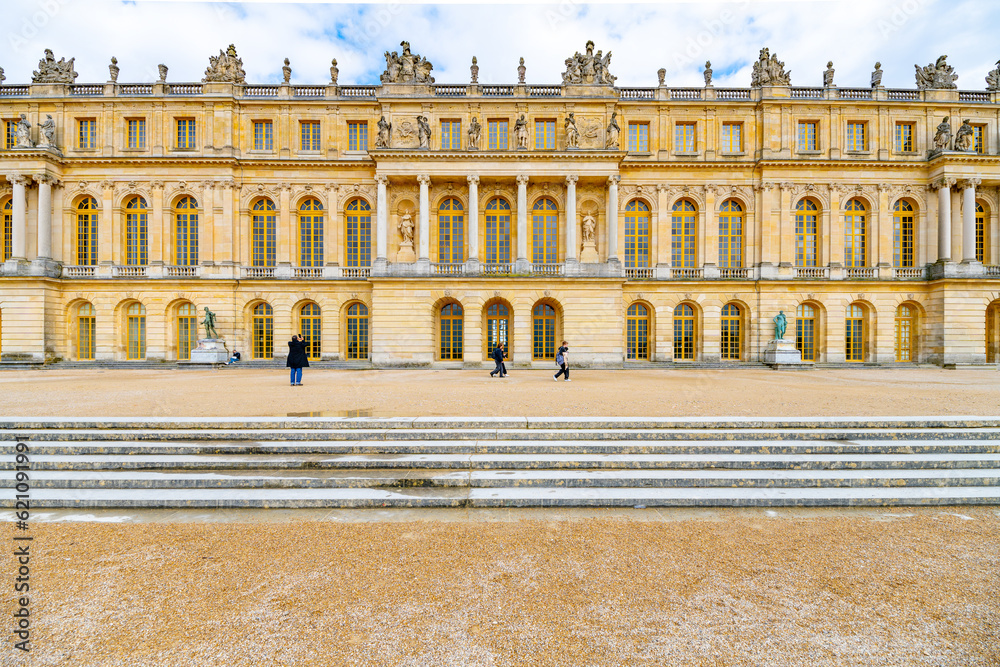 Obraz premium Chateau Versailles exterior view from park. Paris, France.