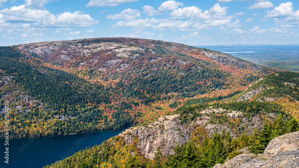 Obraz premium Fall colors from the Pemetic Ridge Trail in Acadia National Park - view of Jordan Pond and the Bubbles
