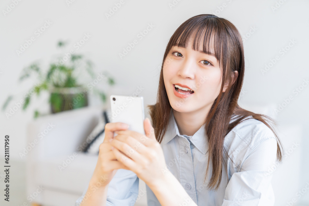 スマホを見る若い女性 スマホを見る若い女性