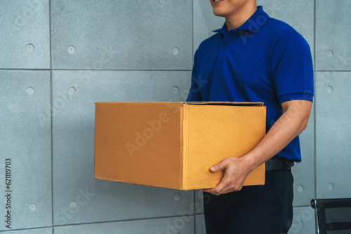 Quadro em tela Delivery person carrying parcel box to send to customer