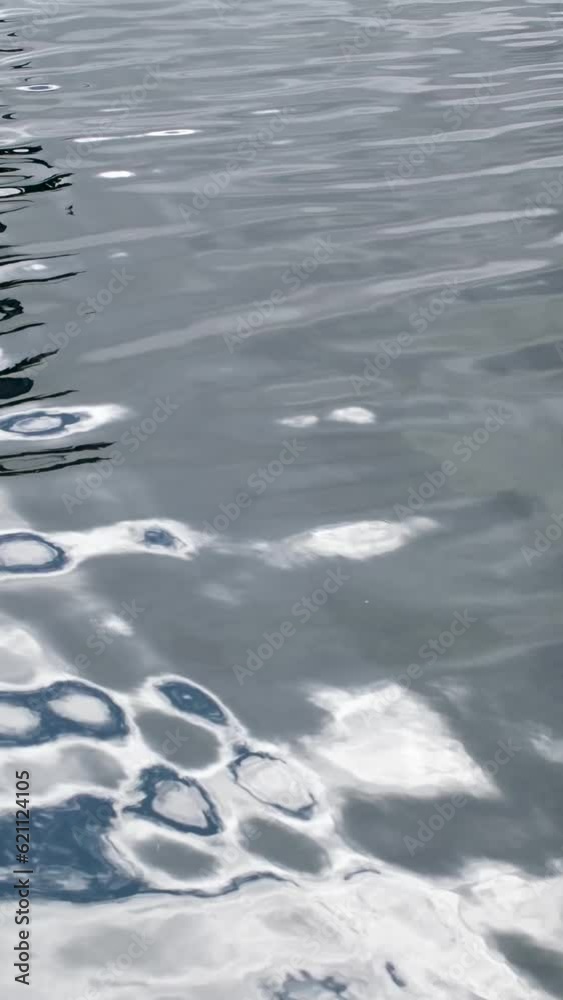 Vidéo Stock reflection in clean clear water gray color sun light rays ...