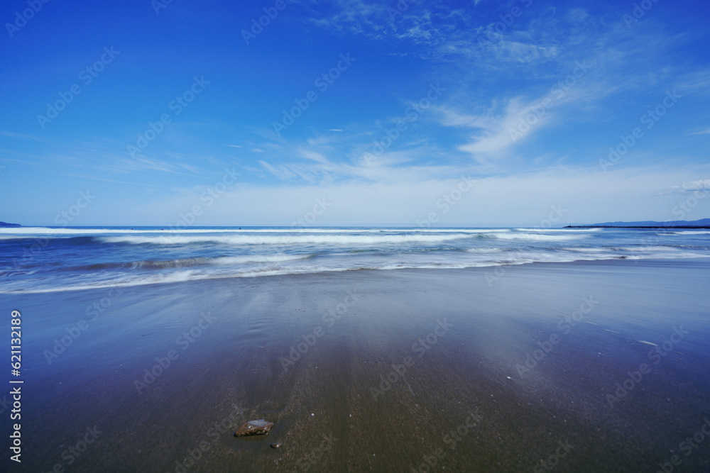 砂浜の上を流れる海の波
