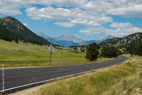 コロラドロッキー山脈が見える道路