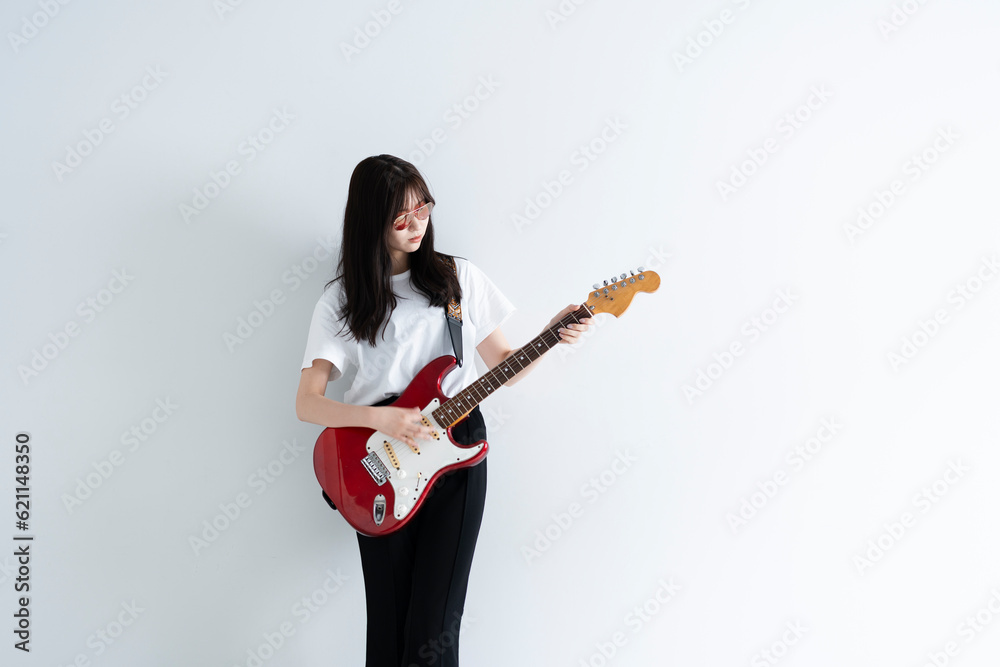 エレキギターを弾く女性 エレキギターを弾く女性