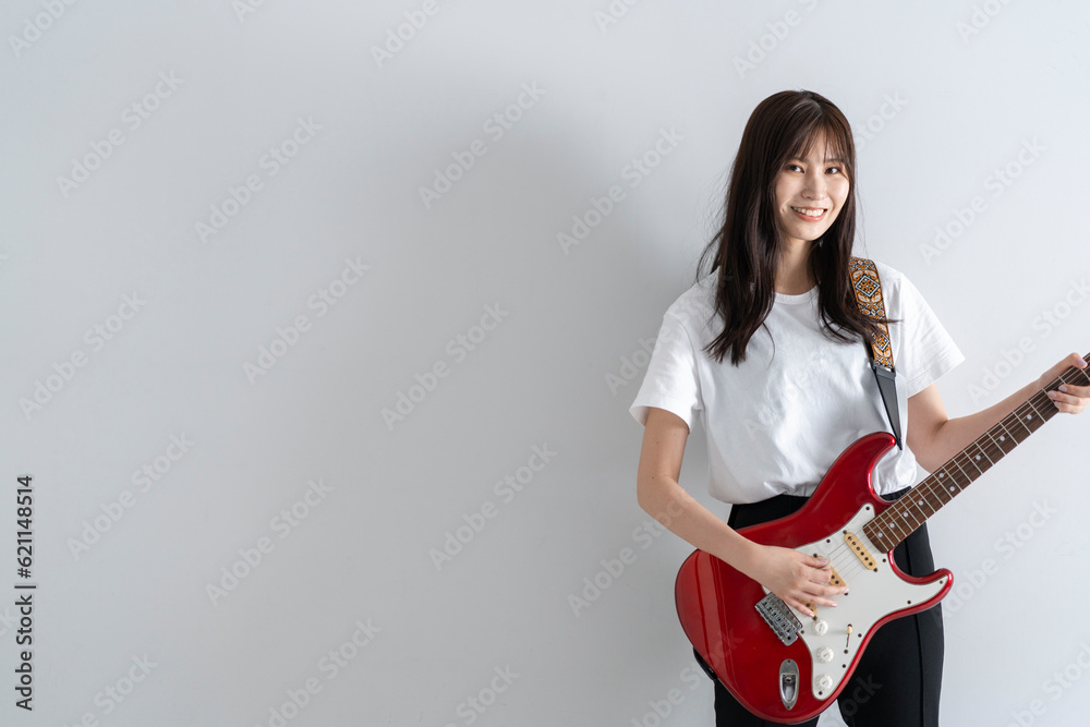 エレキギターを弾く女性 エレキギターを弾く女性