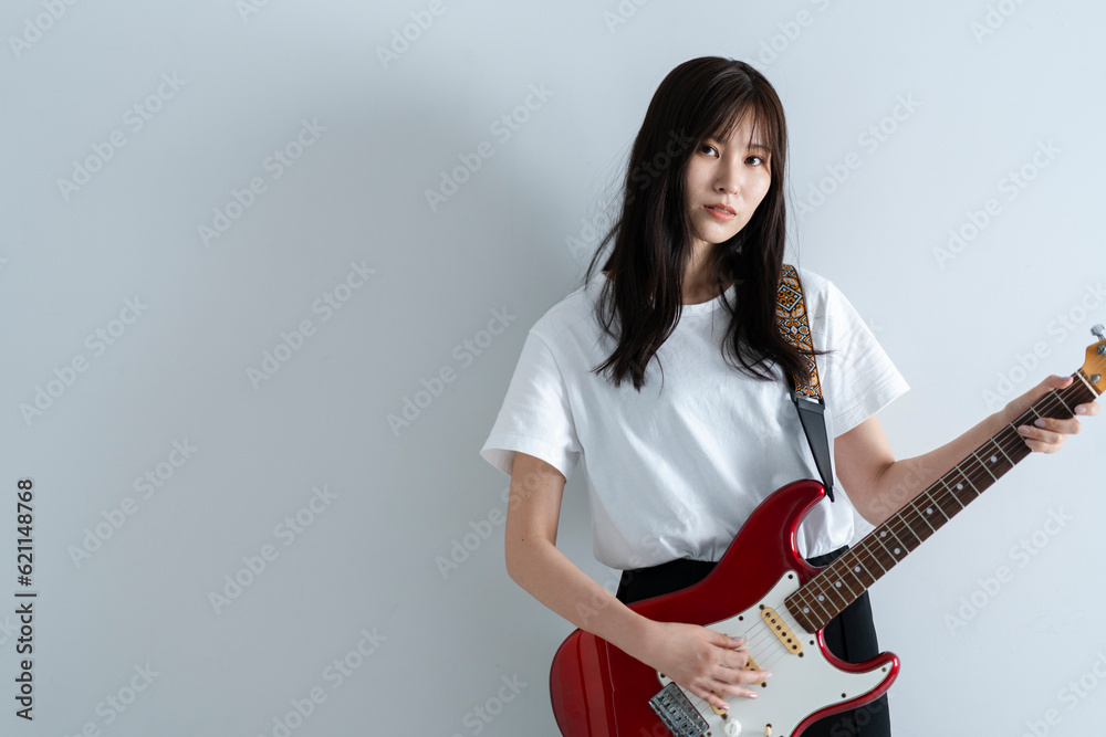 エレキギターを弾く女性 エレキギターを弾く女性