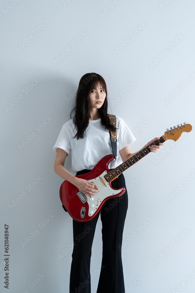 エレキギターを弾く女性