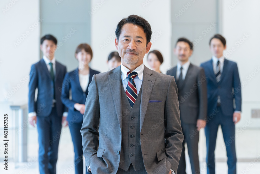 オフィスで働くビジネスマンたち（多人数・複数人・集団・大人数）