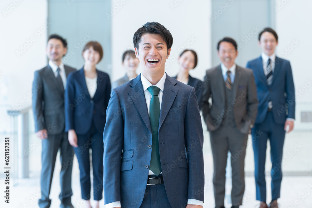 オフィスで働くビジネスマンたち(多人数・複数人・集団・大人数) オフィスで働くビジネスマンたち(多人数・複数人・集団・大人数)