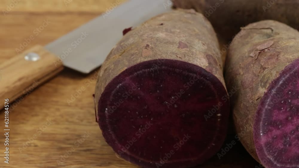 patate douce violette isolé en gros plan