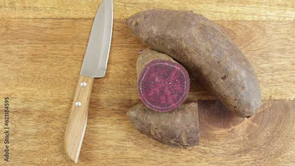 patate douce violette isolé en gros plan