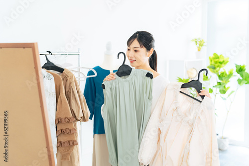 アパレルショップで洋服を選ぶ女性 photo
