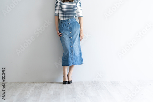 Tableau sur toile デニムのスカートを履いた女性