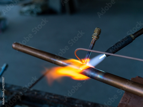 Foto soldering copper pipes with a gas burner