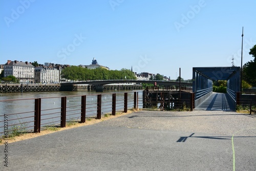 Nantes - Île de Nantes - Vue sur le pont Anne de Bretagne et Quai de la Fosse