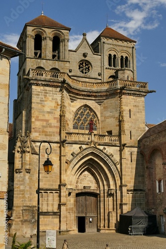 La façade de L’église Saint-Pierre-et-Saint-Paul du prieuré bénédictin de Souvigny 