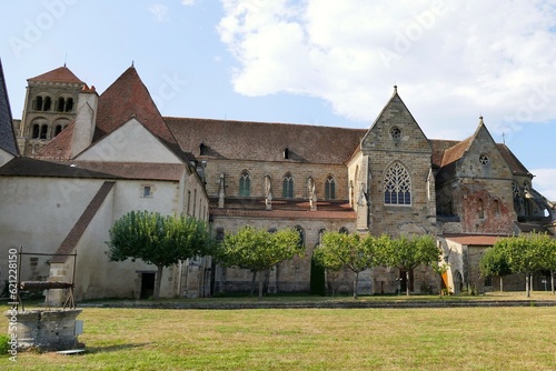 L’église Saint-Pierre-et-Saint-Paul du prieuré bénédictin de Souvigny vue depuis le parc © rysan34