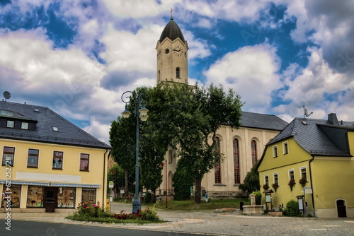 Obraz na płótnie Bad Brambach, deutschland - Stadtbild mit Brunnen und Michaeliskirche w salonie